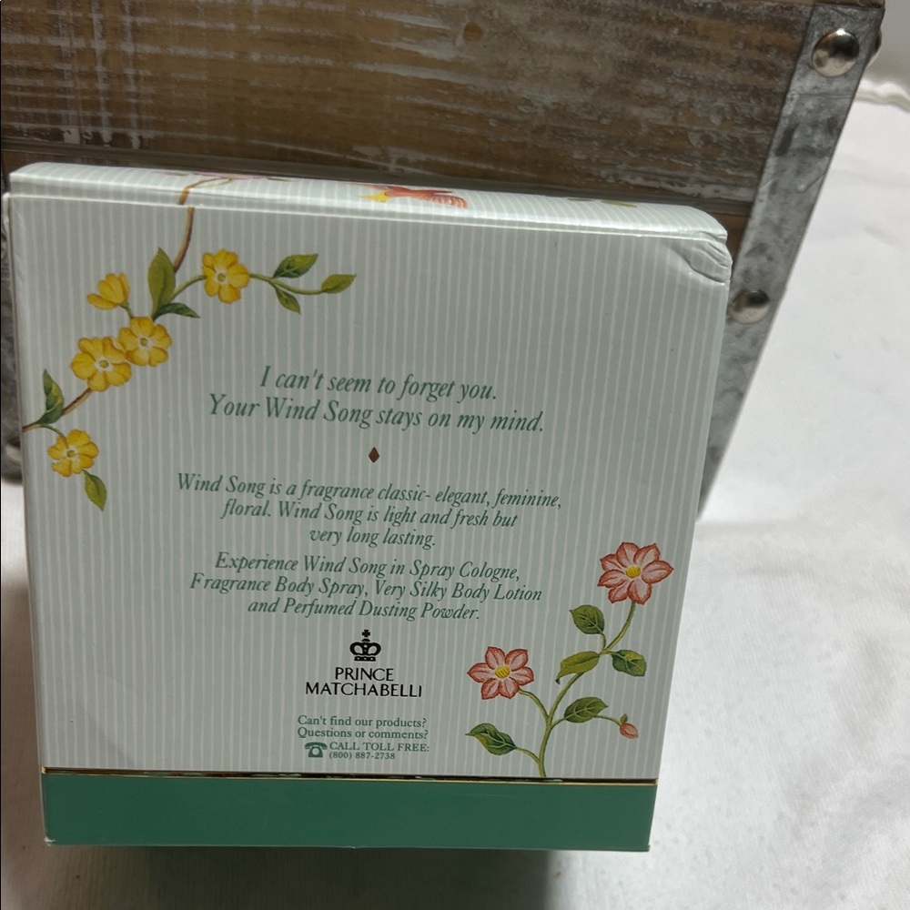 Wind Song Extraordinary Perfumed Dusting Powder by - Green - Picture 2 of 5